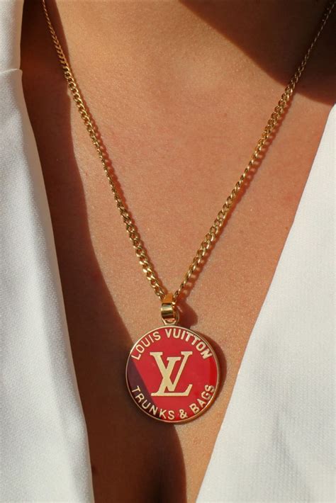 louis vuitton necklace vintage.